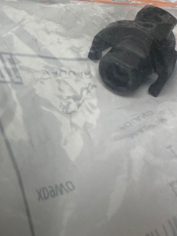 Genuine LAND ROVER PLUG DRAIN HOSE RANGE ROVER LR0 11038